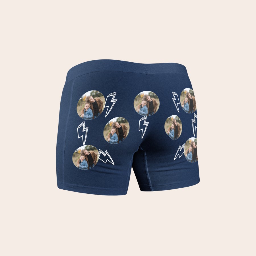 Boxeri personalizați pentru băieți Boxeri personalizați bleumarin, imprimați cu fotografii circulare și fulgere albe. Creează pantaloni scurți boxer la fel de unici ca el.