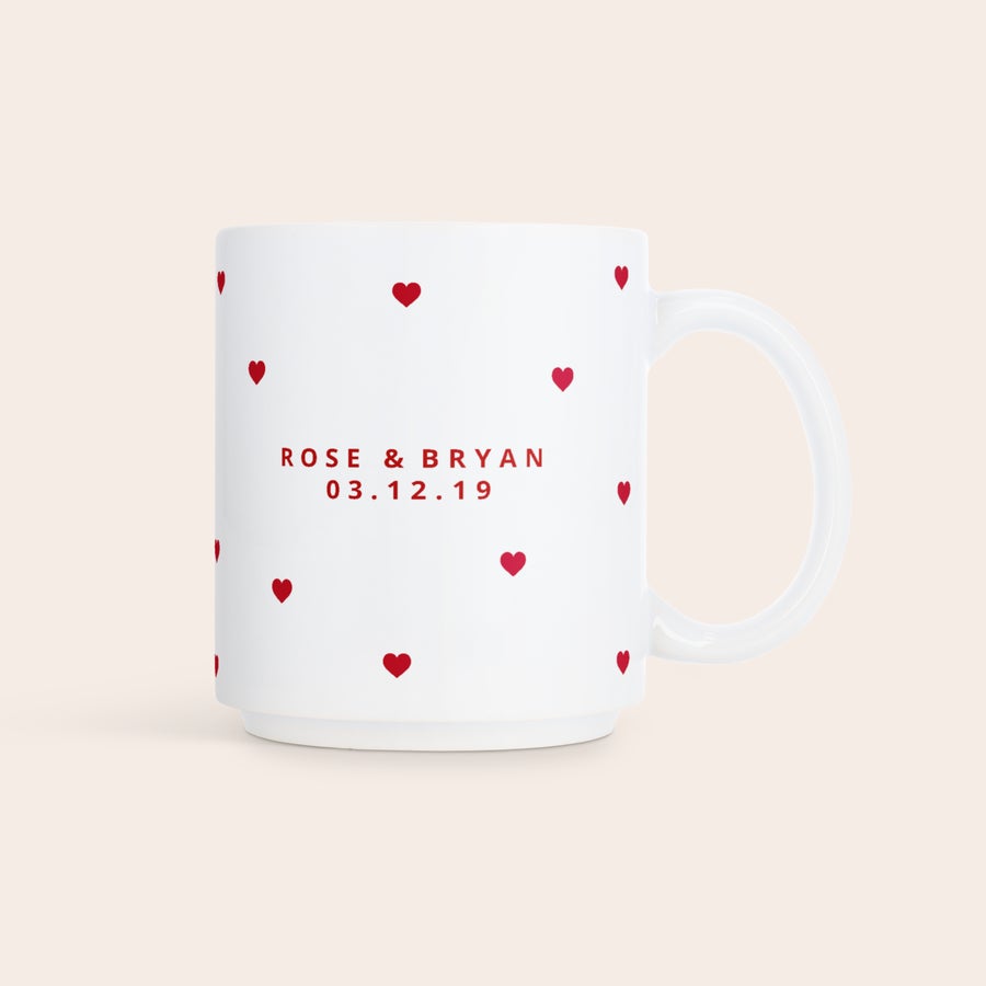 Tasses empilables avec photo Tasse empilable personnalisée blanche avec des coeurs rouges, les noms Rose Bryan et la date 03.12.19