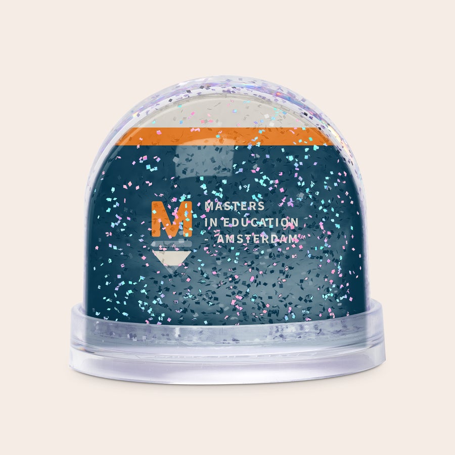 Lumisadepallo Yksilöity lumisadepallo glitterillä, jossa Masters in Education Amsterdam -teksti ja M-kirjain.