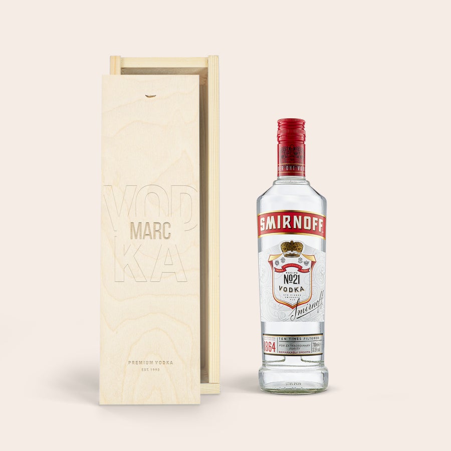 Vodka i personlig trækasse - Smirnoff Personlig Smirnoff vodka flaske og æske med navnet Marc indgraveret på låget
