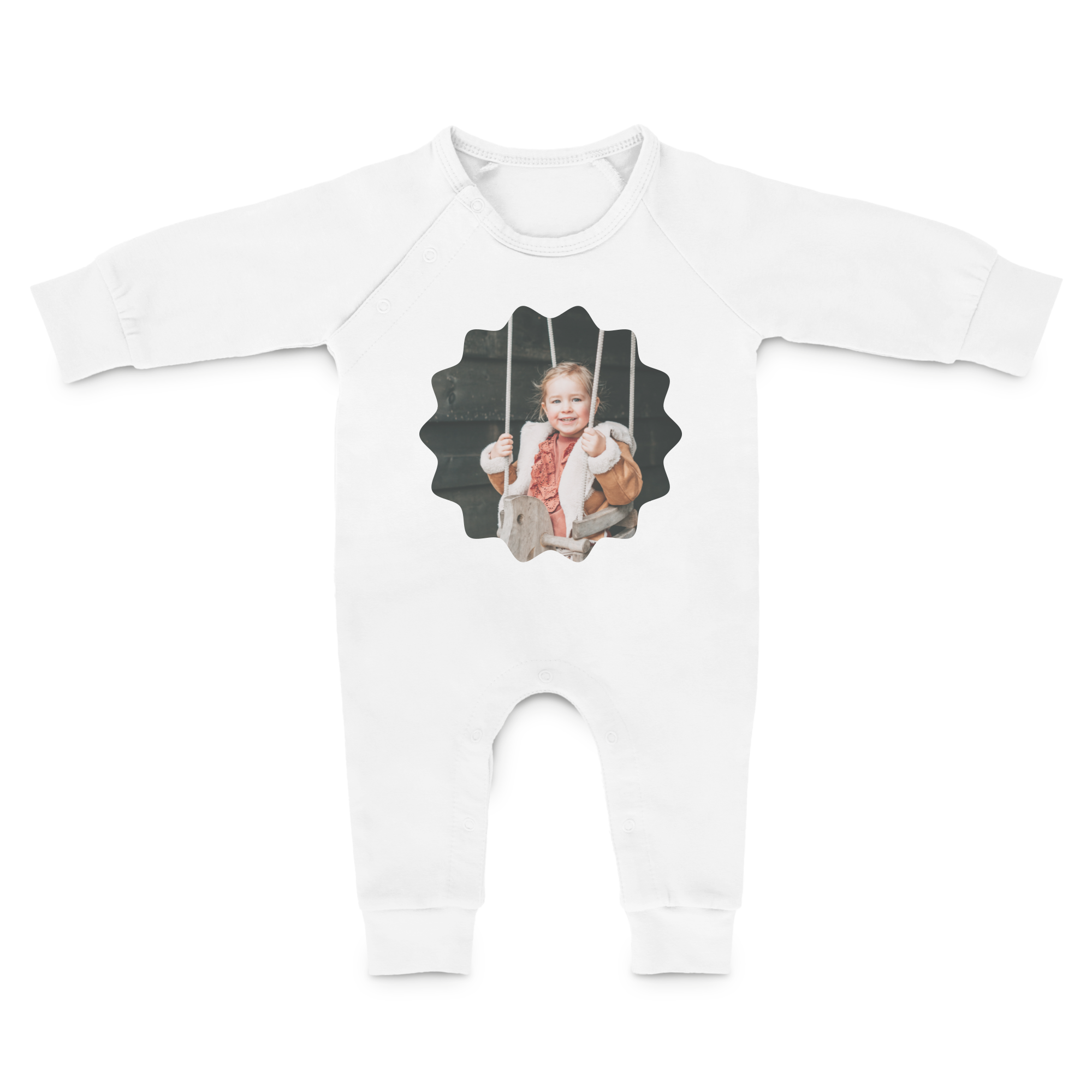 Weißer Babystrampler mit langen Ärmeln und einem persönlichen Foto eines lächelnden Kindes auf einer Schaukel, eine tolle Überraschung.