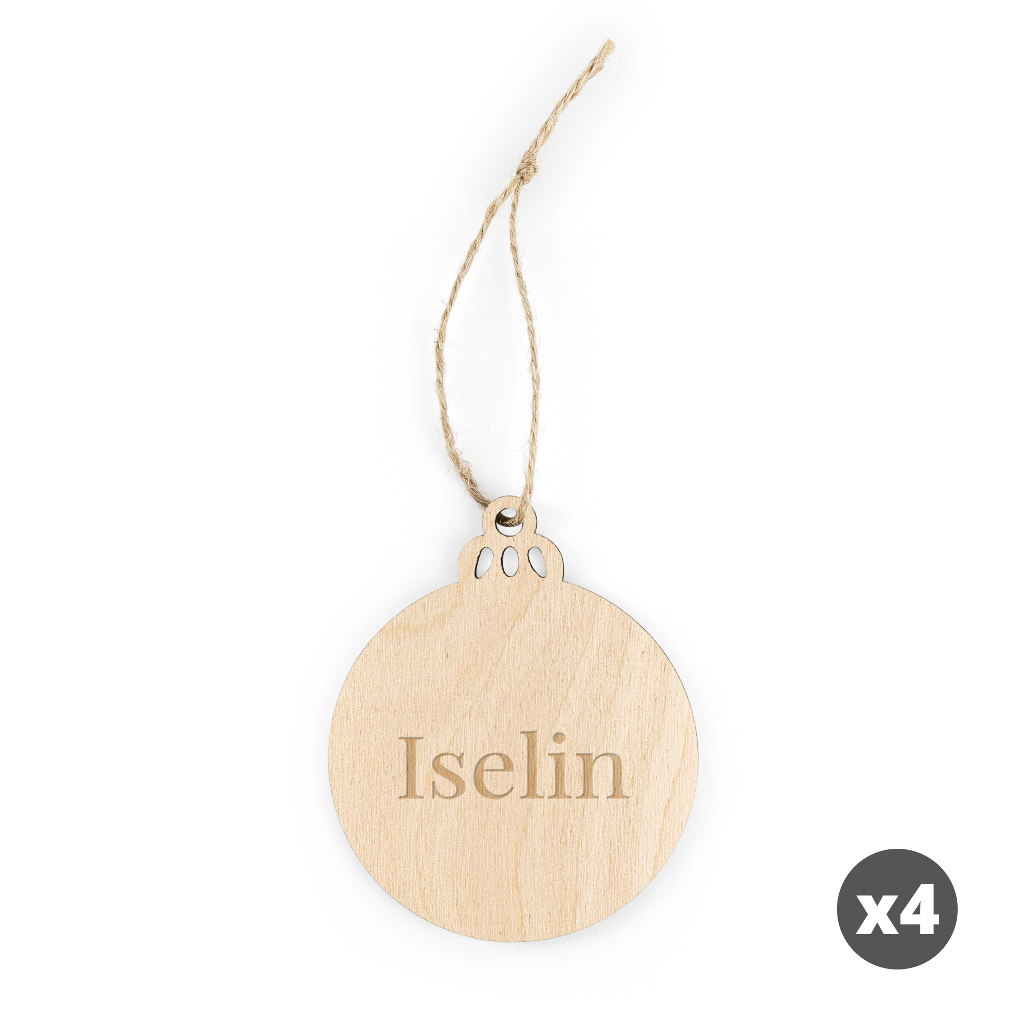 Graverte julesirkel-dekorasjoner i tre, med navn "Iselin" og jutetråd.