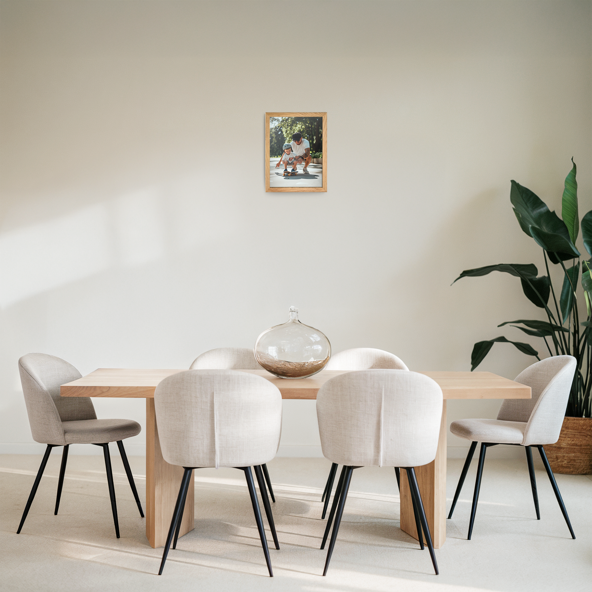 Gepersonaliseerde fotoafdruk met houten lijst, geprint met een familiefoto van vader en kind.