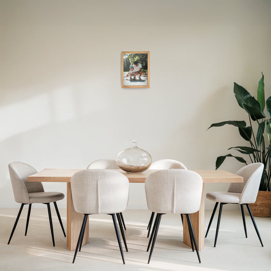 Foto in lijst bestellen Gepersonaliseerde fotoafdruk met houten lijst, geprint met een familiefoto van vader en kind.