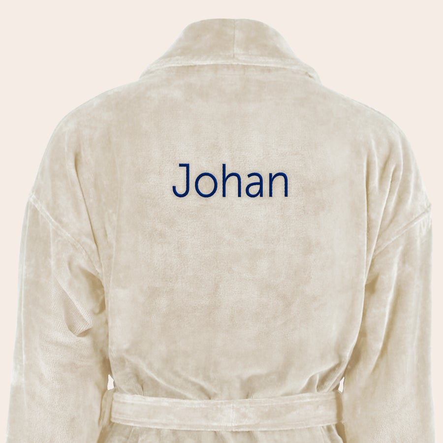 Badjas Heren met naam geborduurd Luxe beige badstof badjas met sjaalkraag en de naam Johan in blauw geborduurd op de rug.