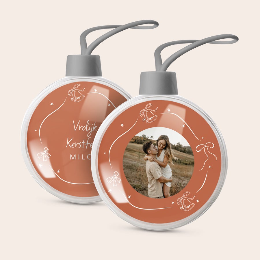 Gepersonaliseerde kerstbal Gepersonaliseerde kerstbal met foto en tekst bedrukt, Vrolijk Kerstfeest Milo, om de kerstboom iets persoonlijks te geven