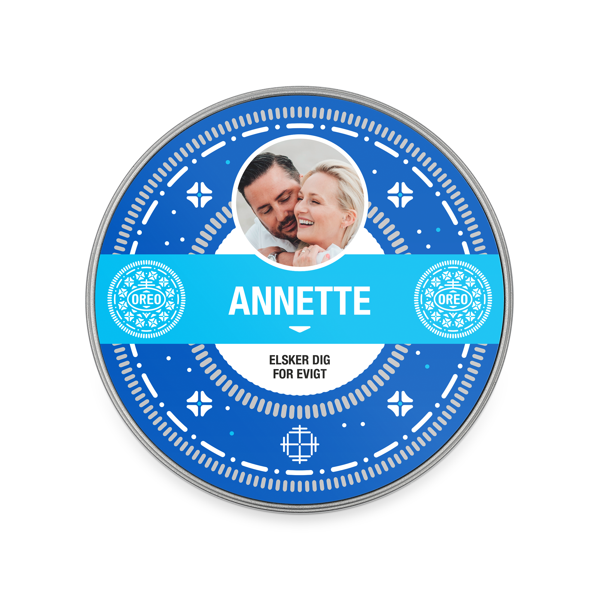 Blå Oreo kagedåse fyldt med kiks, trykt med billede af et par og navnet ANNETTE