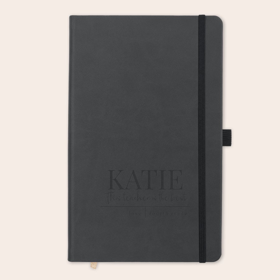Notatbok for lærere Svart notatbok gravert med navnet "Katie" og teksten "This teacher is the best" og "love fourth grade".