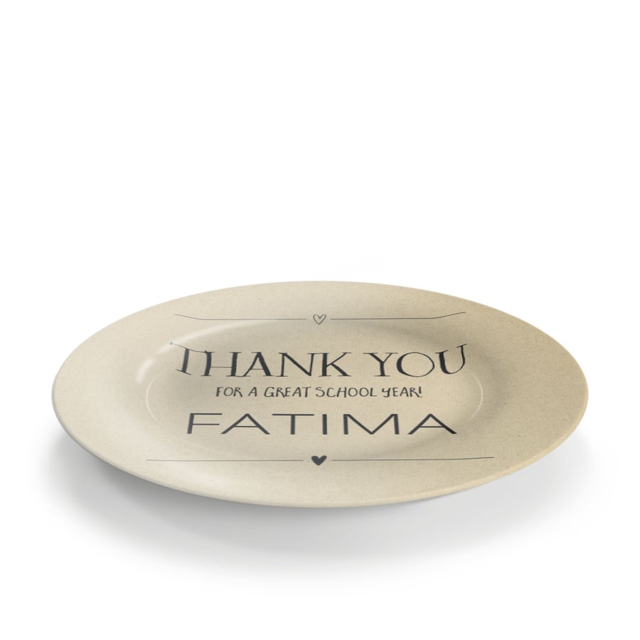 Kermanvärinen, henkilökohtainen lautanen tekstillä "Thank you for a great school year!" ja nimellä FATIMA. Luo suosikkiopettajallesi kaunein levy, jossa on valokuva ja teksti!