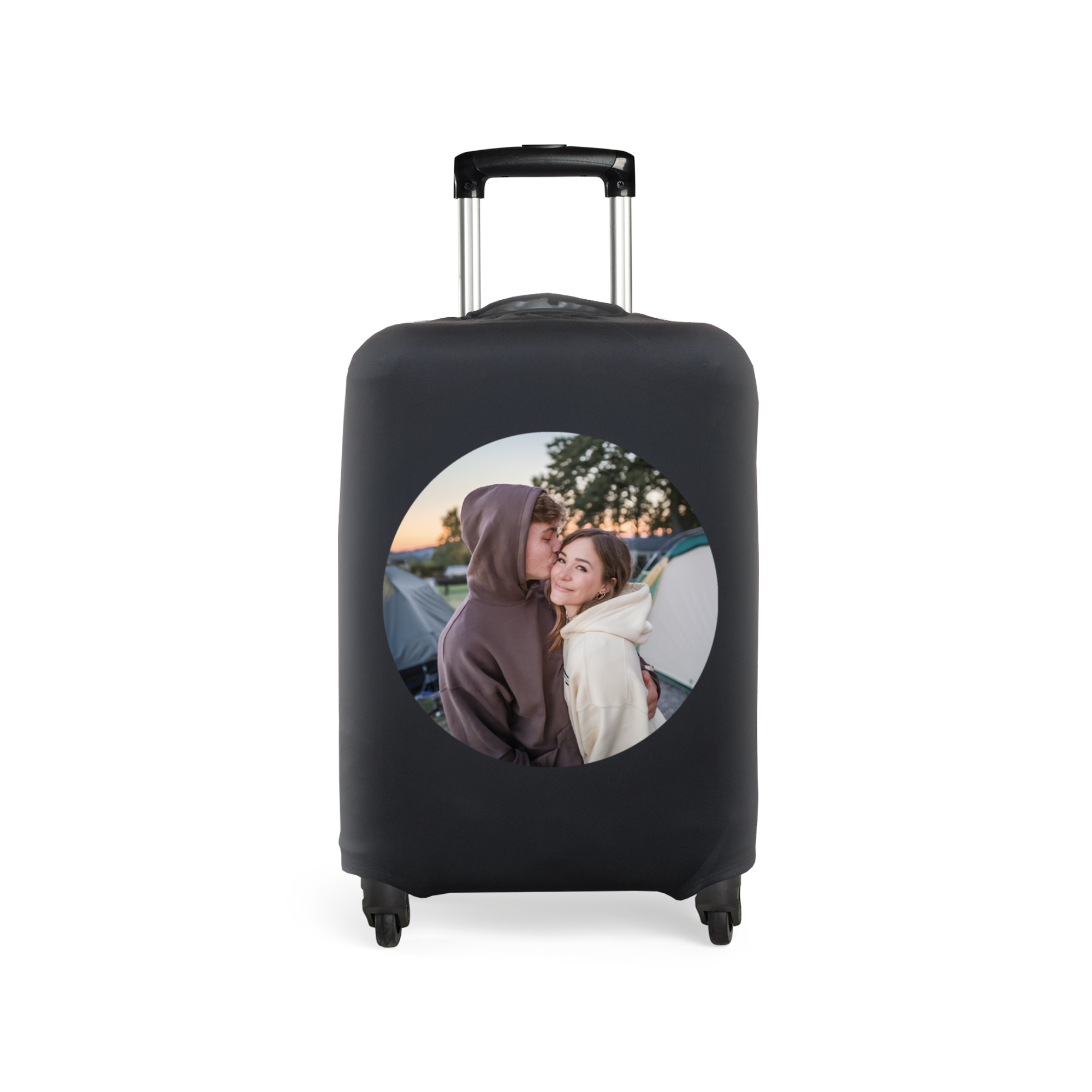Funda de maleta personalizada negra con una foto impresa de una pareja abrazada. Haga que su equipaje destaque con este diseño.
