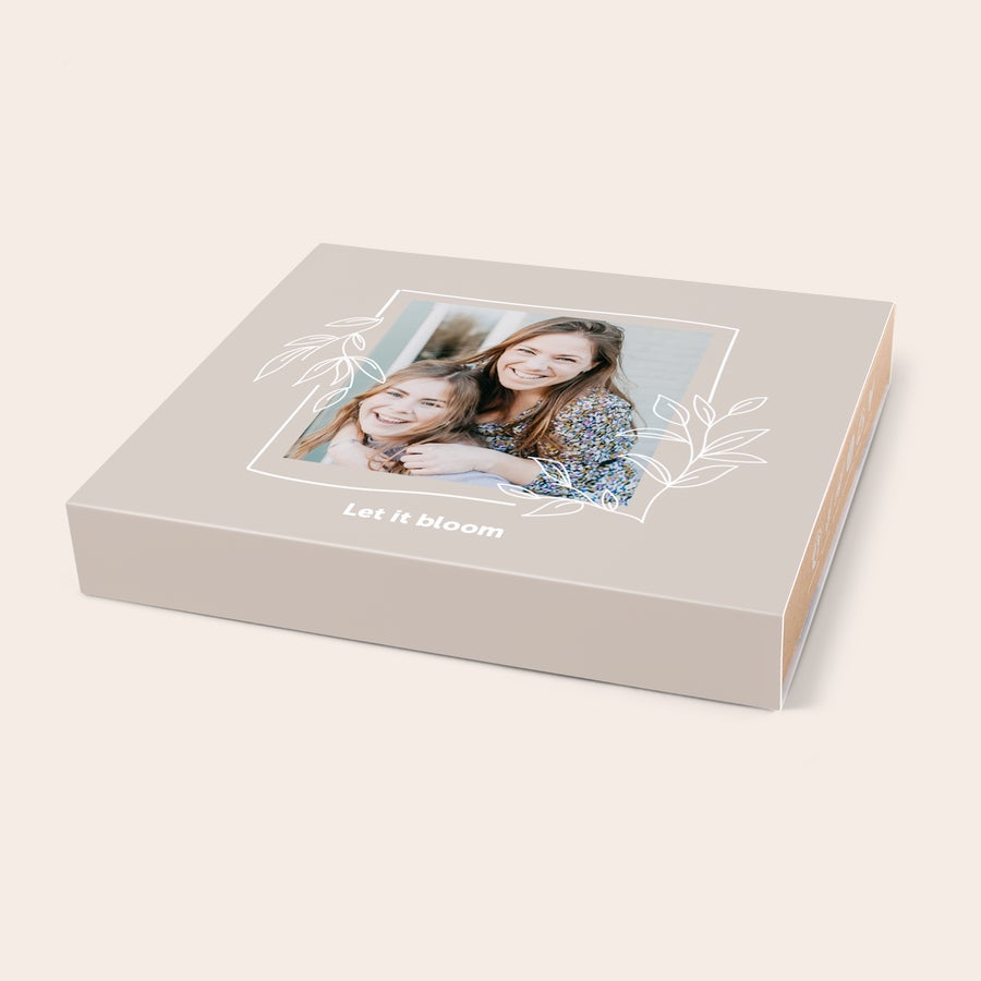 Cutie cadou personalizată Blossombs Cutie cadou exploziva personalizata cu poza a doua fete zambitoare si textul Let it bloom