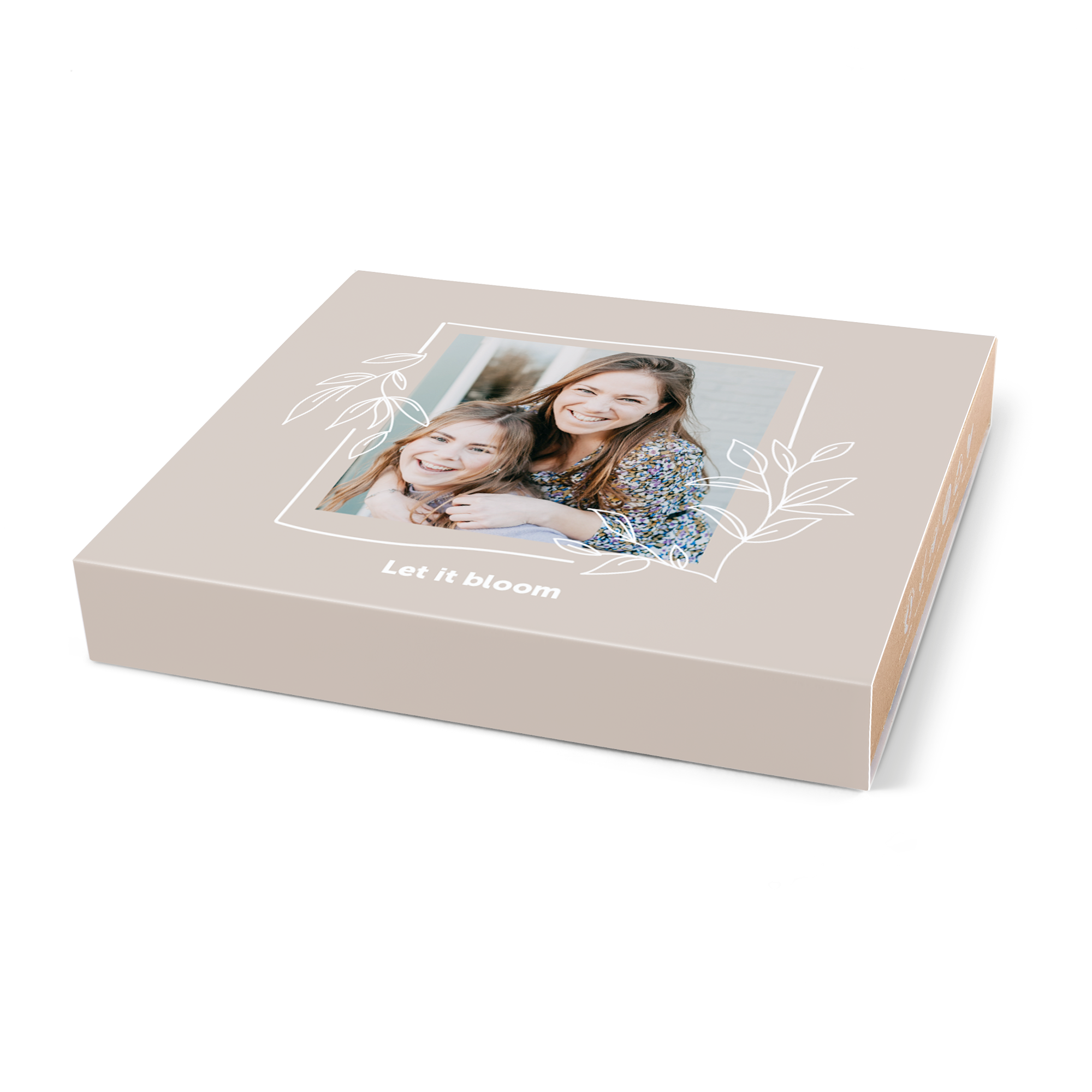 Caja personalizada con foto de dos mujeres sonriendo, texto Let it bloom y diseño floral blanco para regala una caja personalizada con bombas de semillas de flores silvestres.