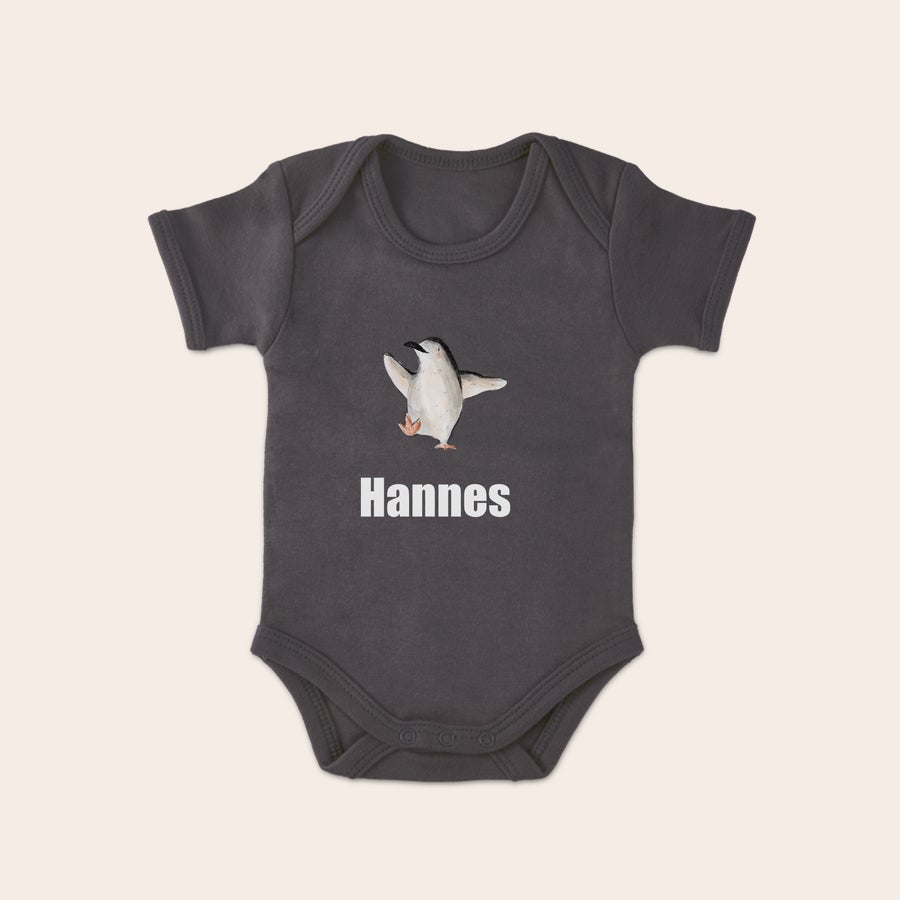 Baby Body bedrucken Grauer, origineller Babybody bedruckt mit einem Pinguin und dem personalisierten Namen Hannes.