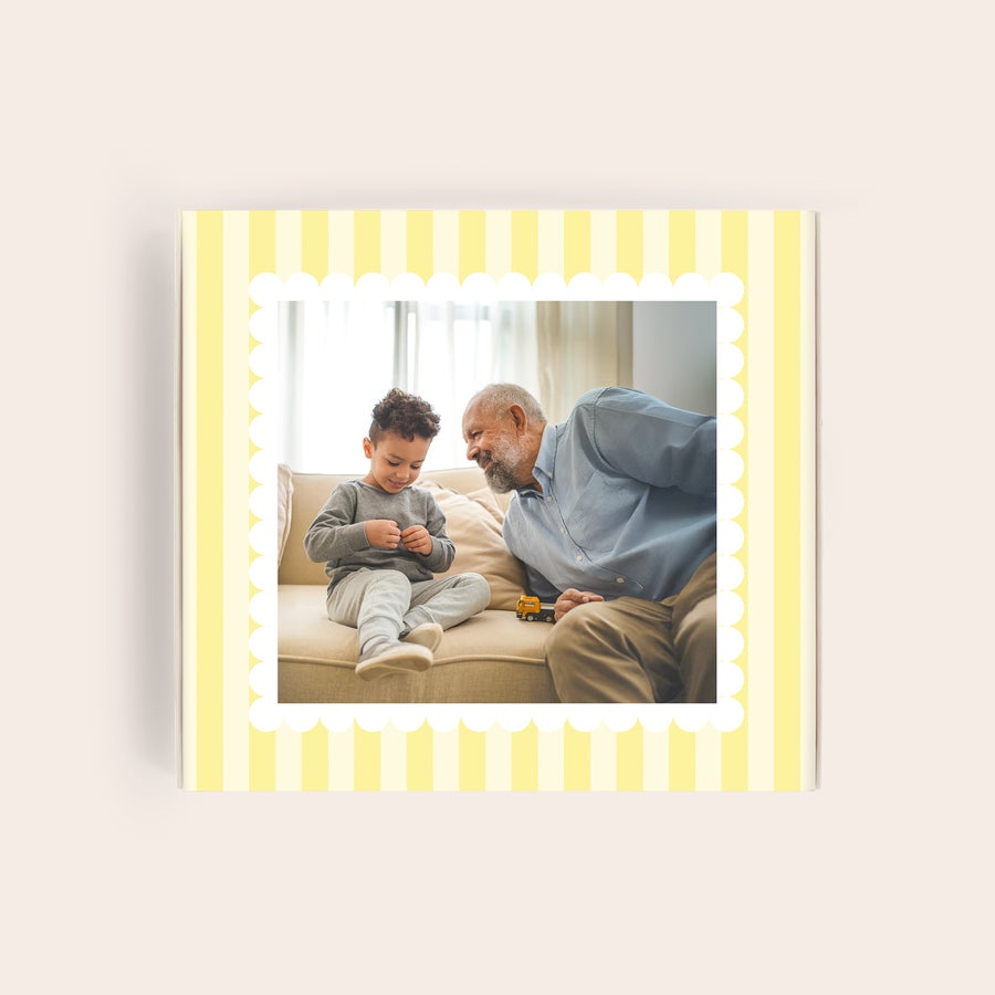 Milka pralineji Velika noč Personalizirana darilna škatla Milka z vašim dizajnom, potiskana s fotografijo in rumenimi črtami