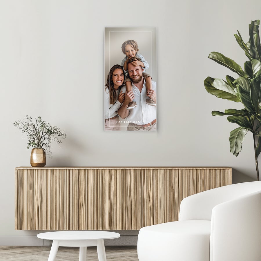 Foto på akryl Bilde på akryl med et familiebilde av et par og barn, tilpasset med teksten Familie Olsen.
