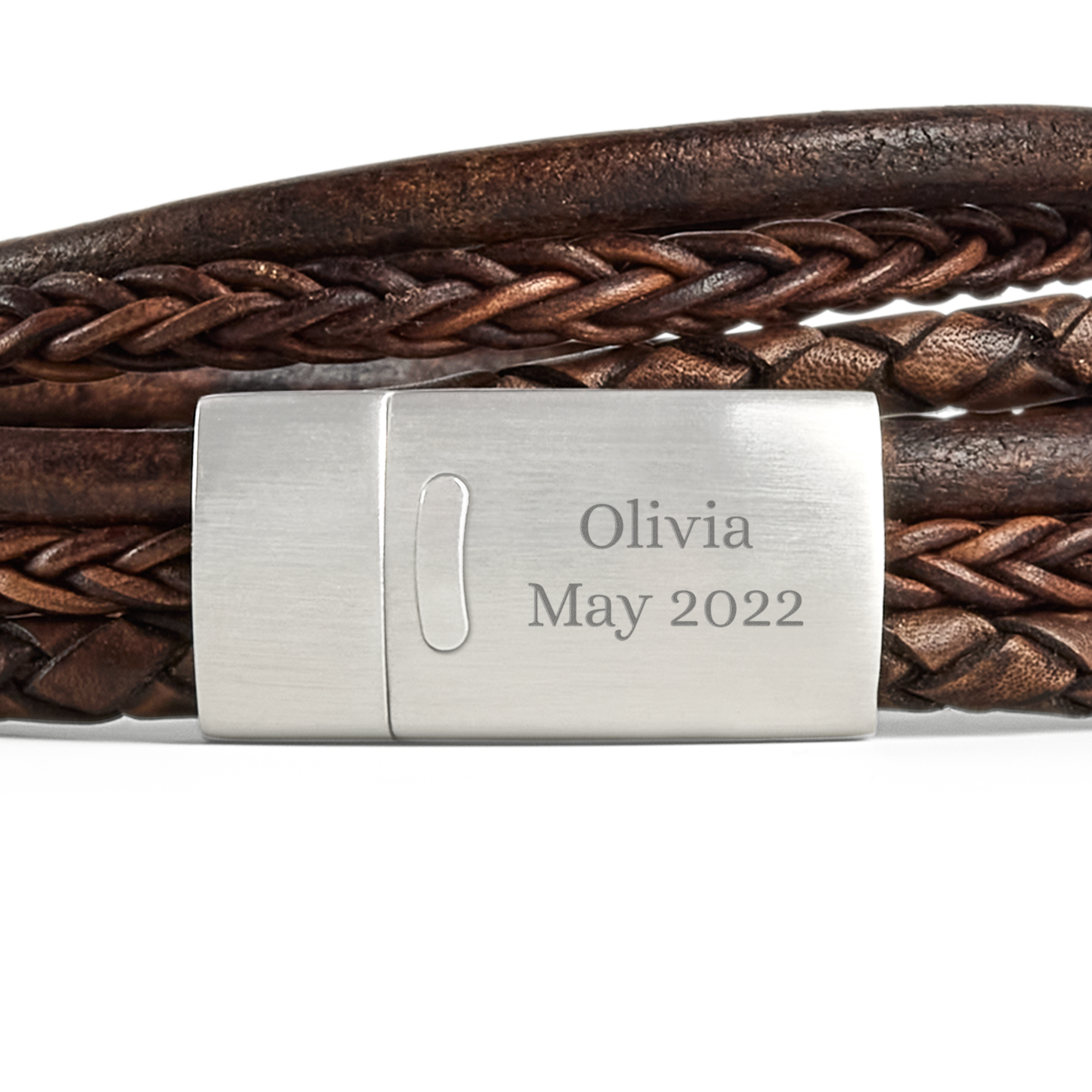 Brățară de piele maro închis, împletită, cu închizătoare metalică pe care scrie Olivia May 2022. Proiectează o brățară de piele.