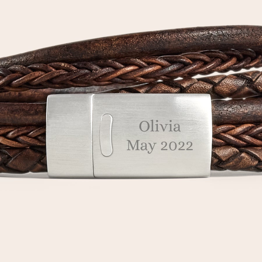 Pulsera de cuero de lujo grabada Pulsera de cuero trenzado marrón con cierre de metal personalizado grabado con "Olivia May 2022".