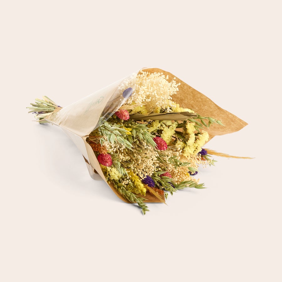 Trockenblumen mit personalisierter Karte Bunter Trockenblumenstrauß in Packpapier eingewickelt Überrasche deine Liebsten mit einem bunten Blumenstrauß aus getrockneten Blumen mit persönlicher Karte