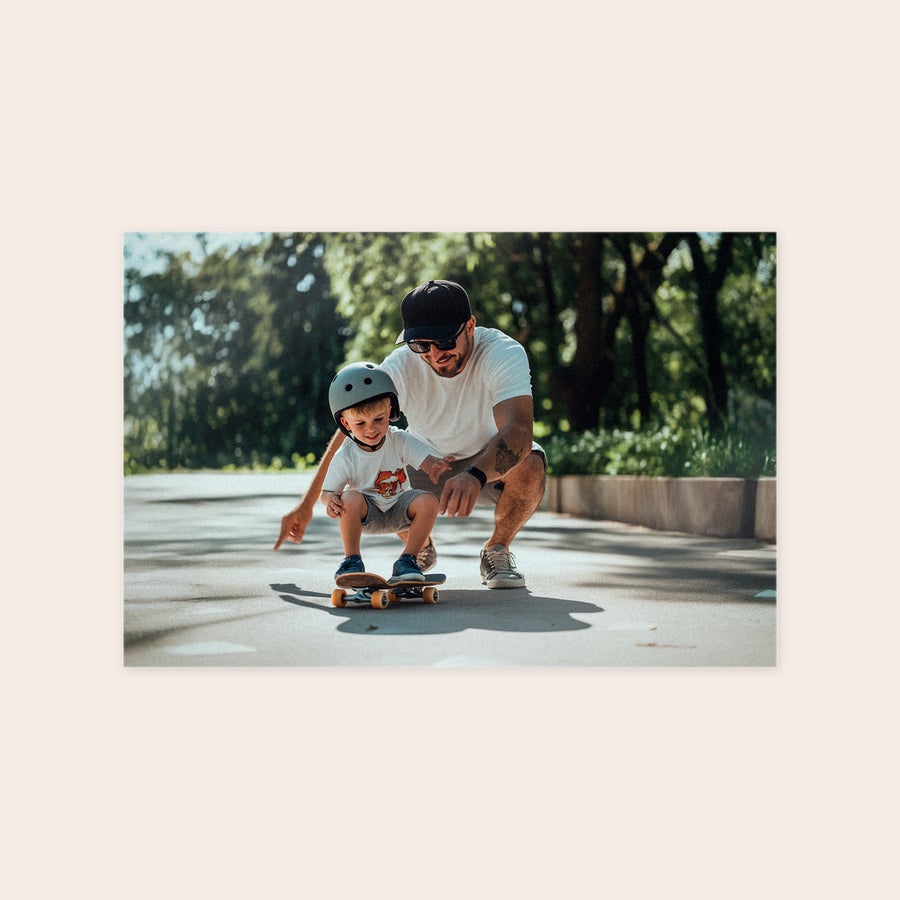 Foto en forex Foto personalizada en forex de un padre enseñando a su hijo a patinar, impresa sobre material de forex.
