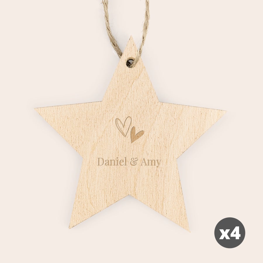 Rytá dřevěná vánoční hvězda dekorace Sada 4 dřevěných vánočních hvězd se jmény Daniel & Amy a srdíčky, personalizované vánoční ozdoby