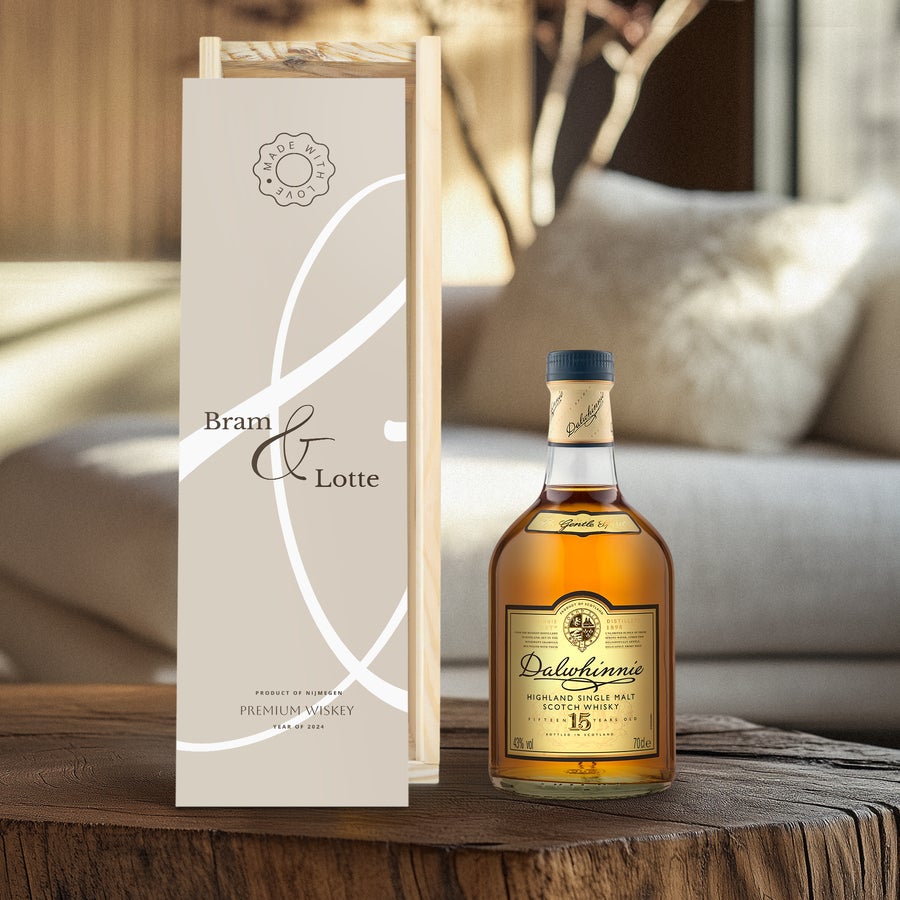 Whisky Dalwhinnie 15 Years personaliseren Fles Dalwhinnie 15 Years whisky met gepersonaliseerde bedrukte houten kist met de namen Bram & Lotte