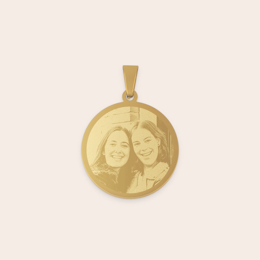 Collana con ciondolo rotondo Ciondolo personalizzato rotondo dorato inciso con foto di due ragazze sorridenti