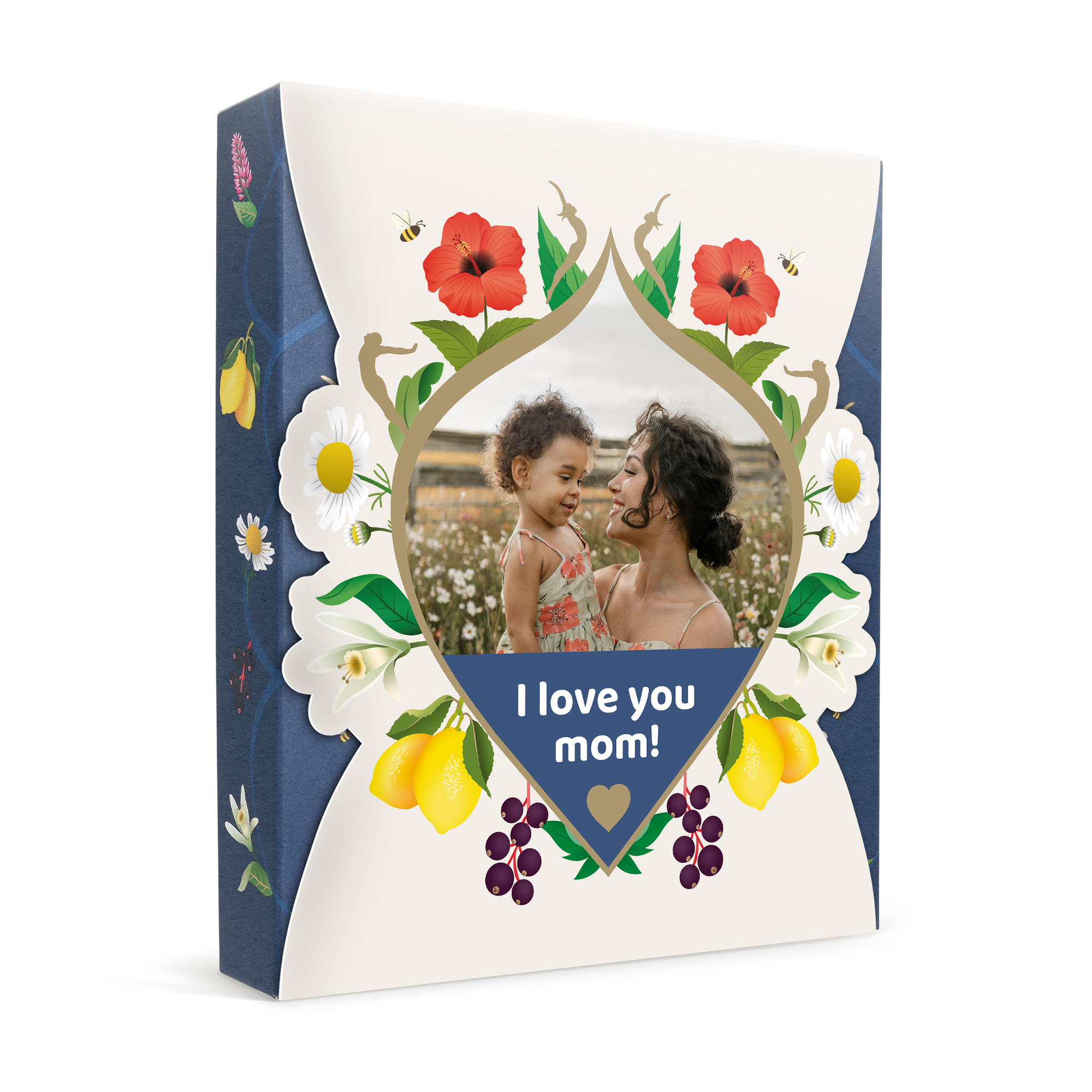 Személyre szabott Pukka tea ajándékszett anyának fényképpel és "I love you mom!" felirattal, virágmintával nyomtatva.