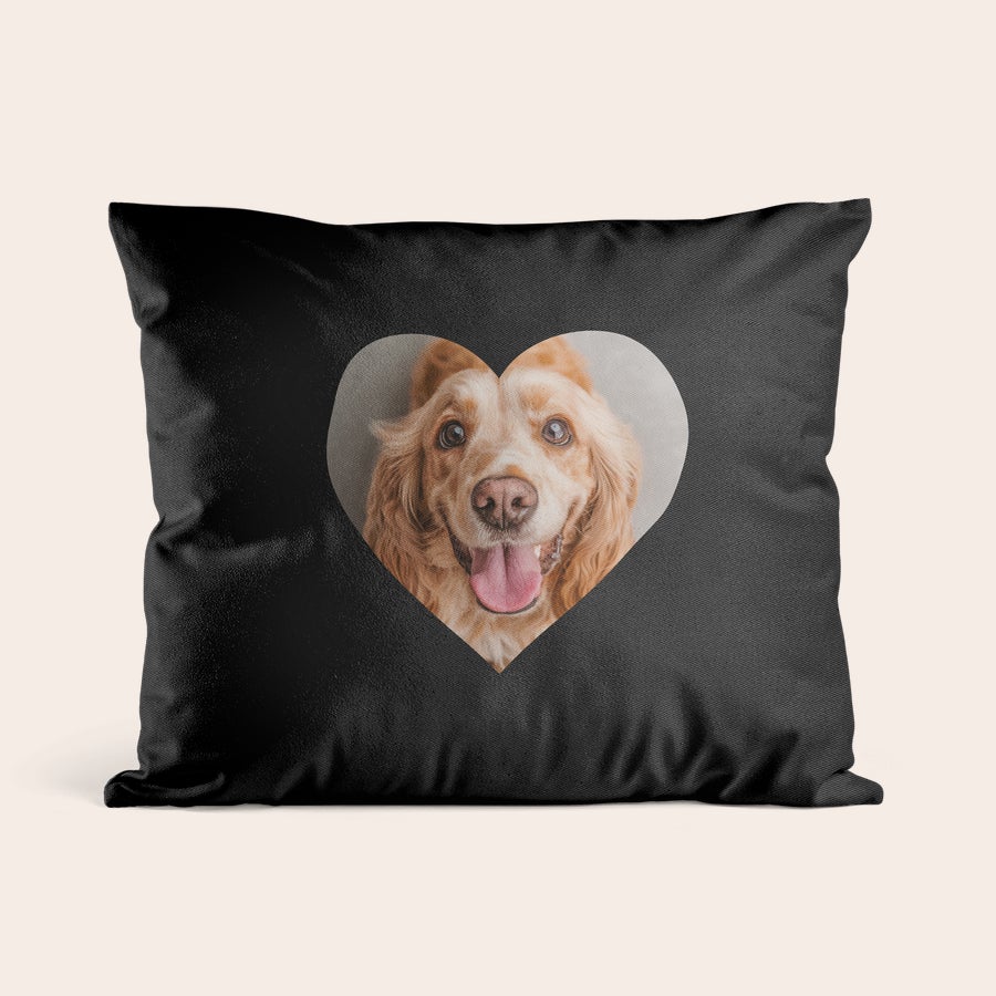 Cuscini con Foto Cuscino nero personalizzato con foto a forma di cuore, raffigurante un cane sorridente. Crea il tuo cuscino personalizzato.