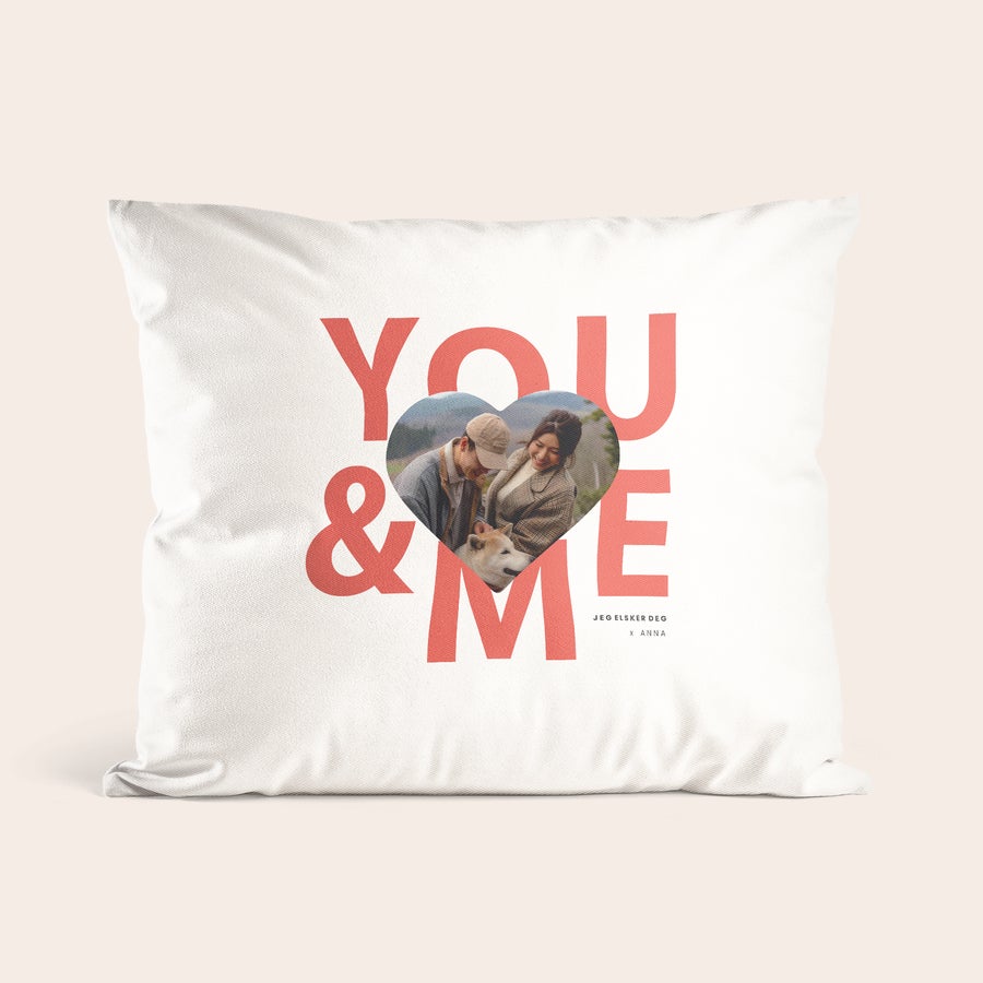 puter Hvit pute med personlig bilde av et par og en hund, trykket i et hjerte med teksten "YOU & ME" og "JEG ELSKER DEG x ANNA"
