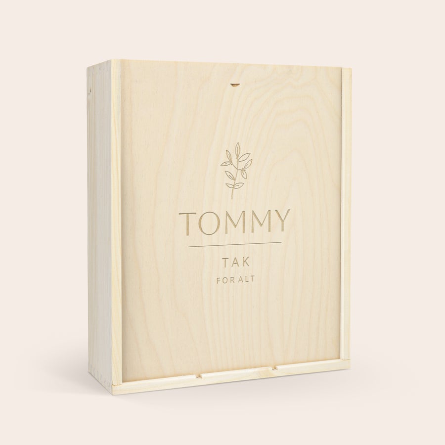 Vin gaveæaske med personlig etikette og trækasse - Maison de la Surprise (rød/hvid/rosé) Indgraveret vinboks i træ med navnet Tommy og teksten "Tak for alt" med plante illustration, klar til Luc Pirlet vinpakke.