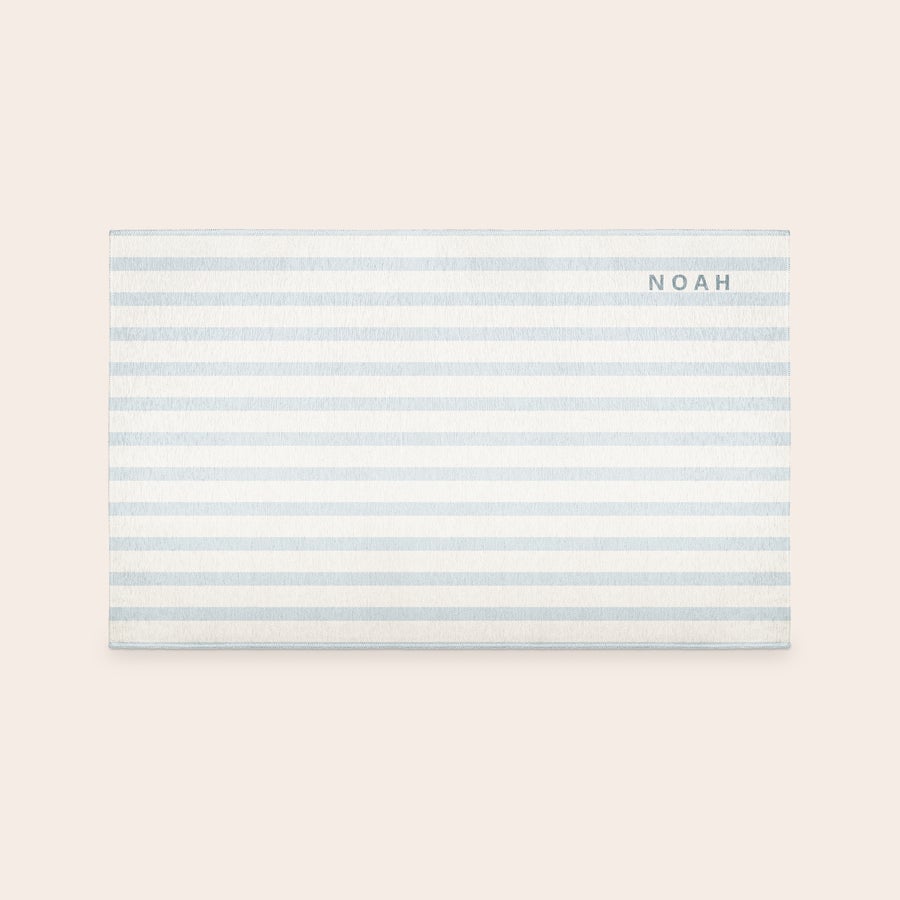 Tapete estampado Tapete personalizado com listras azuis e brancas e o nome Noah impresso, um tapete personalizado que torna a casa deles única e exclusivamente sua