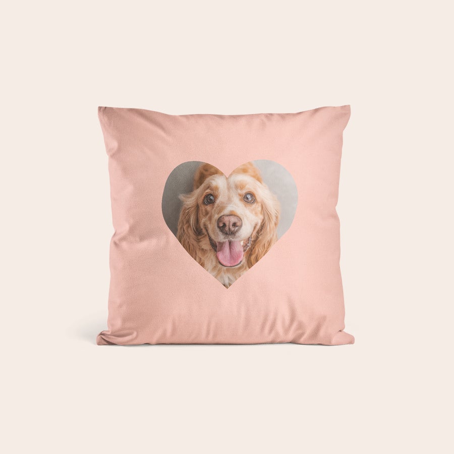 Perne și cutii de perne personalizate Husă de pernă roz personalizată cu o fotografie imprimată a unui cățeluș zâmbitor, în formă de inimă