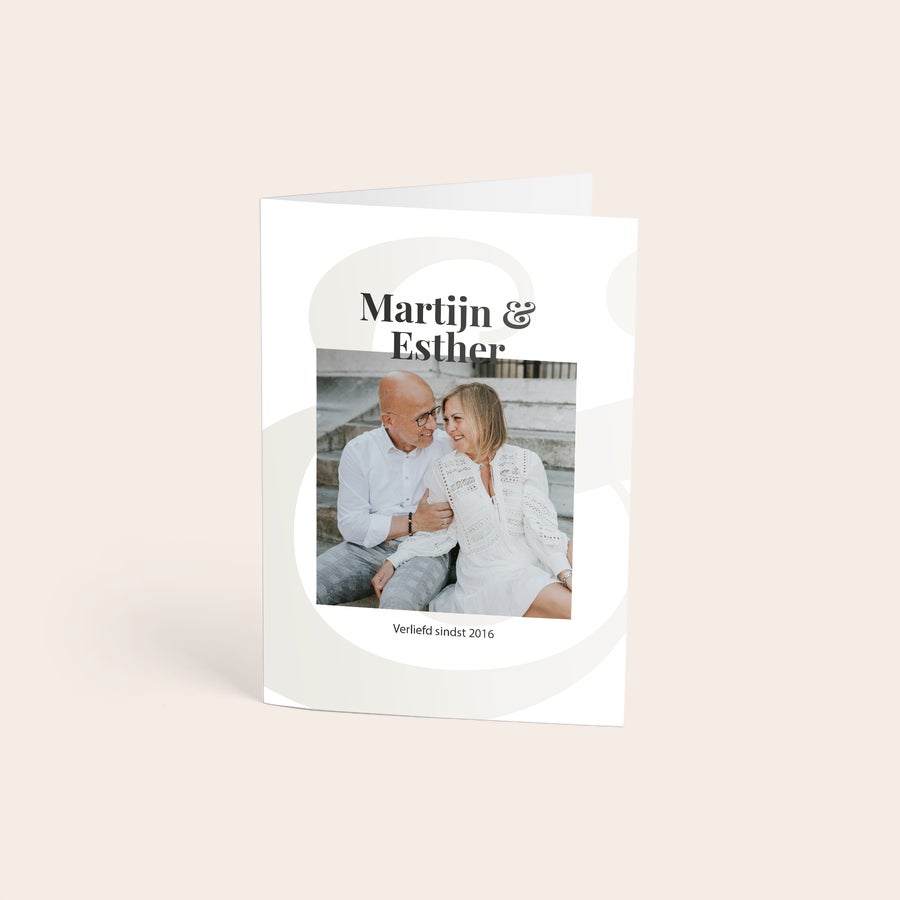 Ramo de flores secas com cartão Cartão personalizado com foto impressa de casal e nomes "Martijn & Esther" para surpreender os seus entes queridos.