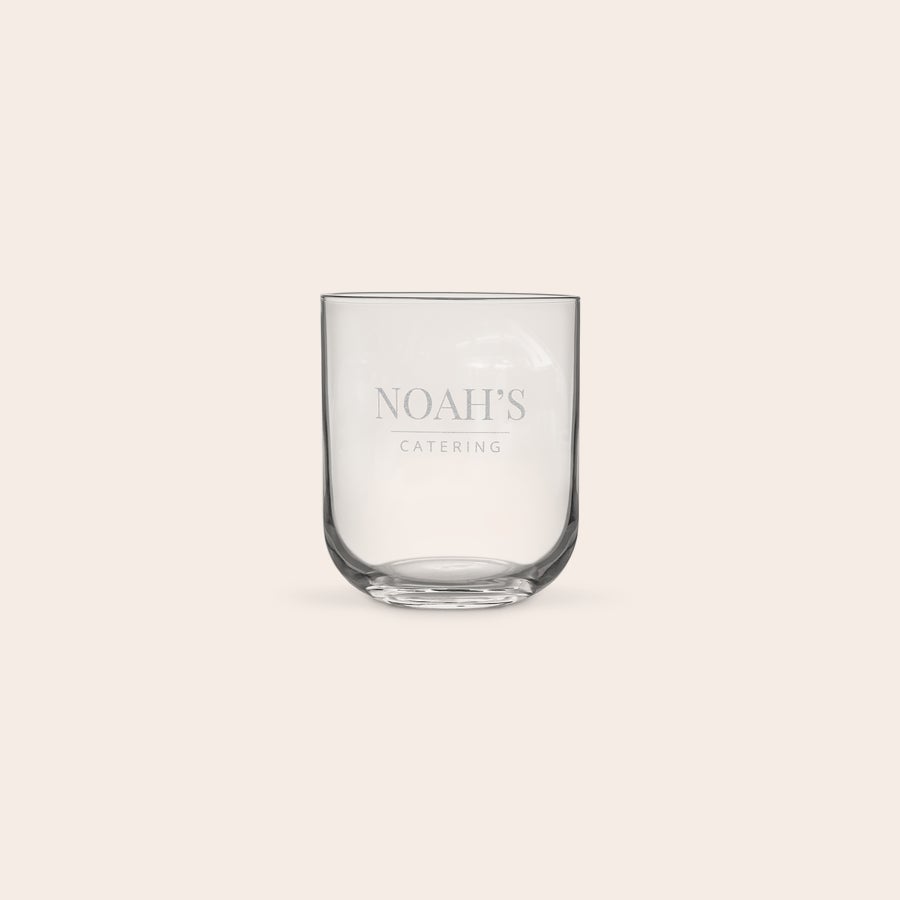 Vasos de agua personalizados Vaso de agua personalizado con el texto "NOAH'S CATERING" grabado en la superficie del cristal.