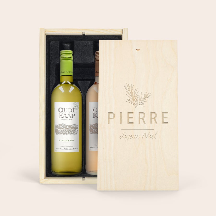 Coffret vin personnalisé - Oude kaap Coffret personnalisé en bois gravé avec les noms Pierre et Joyeux Noël contenant 2 bouteilles de vin Oude Kaap.