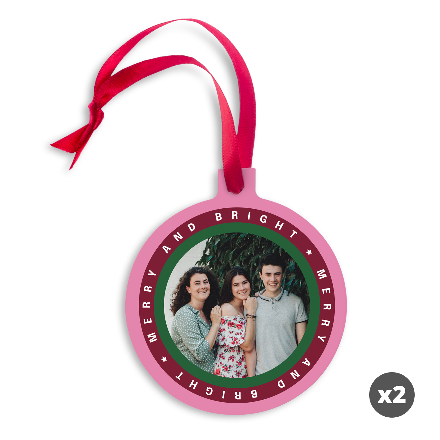 Enfeite de Natal de alumínio rosa com foto impressa e texto "Merry and Bright", fita vermelha.