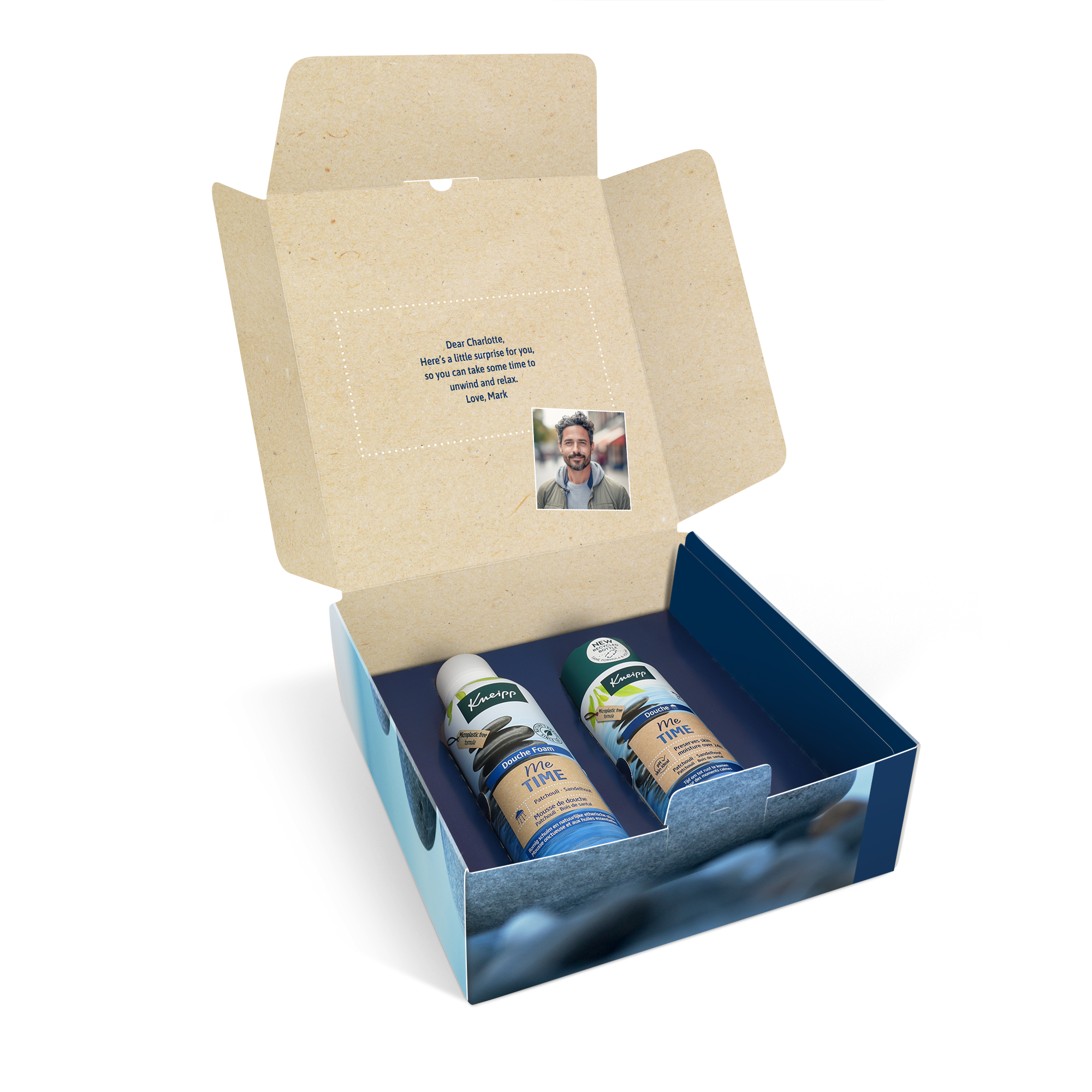 Caixa de presente Kneipp personalizada com uma foto impressa, mensagem "Dear Charlotte" e dois produtos Me Time. Surpreenda-os com spa em casa.
