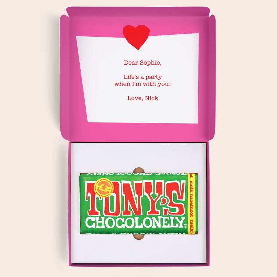 Tony's Chocolonely Rózsaszín díszdoboz személyre szabott üdvözlőkártyával és Tony's Chocolonely Mogyorós csokoládéval.