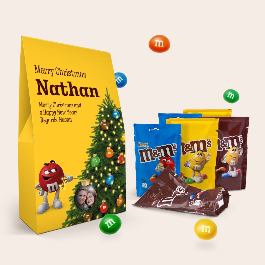 Személyre szabott XL M&M's ajándékdoboz - 6 zacskó (714 gramm) Karácsonyi Személyre szabott M&M csokis díszdoboz - 6 zacskó (714 gramm), egyedi fotóval és névvel, Nathan és Naomi felirattal.