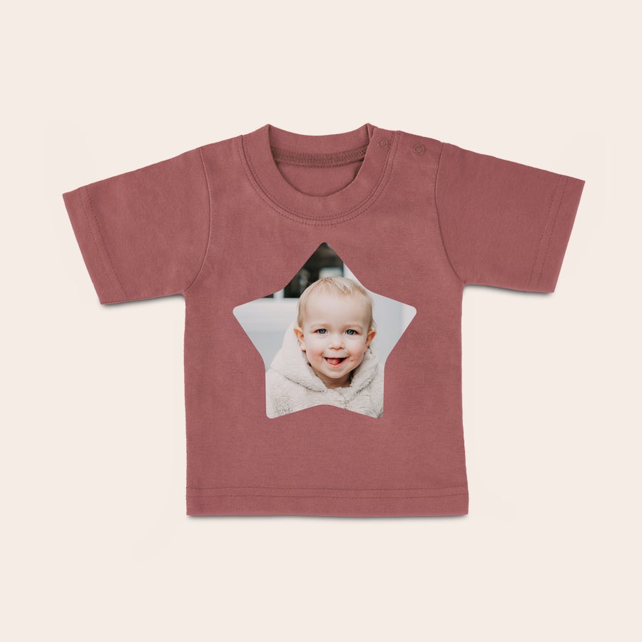 Camiseta personalizada de bebé Camiseta de bebé rosa oscuro con foto de niño sonriente impresa en forma de estrella. Tu bebé tendrá un super estilo.