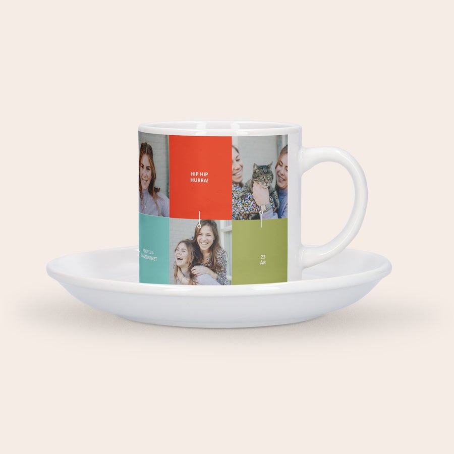 Personlig cappuccinokrus med foto Hvid kop og tallerken med dit eget foto og tekst, trykt med billeder af venner og kat, samt teksten "HIP HIP HURRA!" og "23 ÅR".