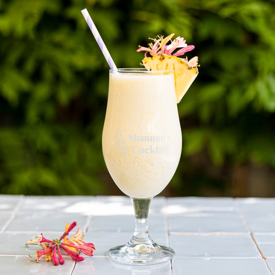 Pina Colada cocktailglass med navn Gravert pina colada-glass med teksten "Shannon's Cocktail" og ananas, sugerør og pynt.
