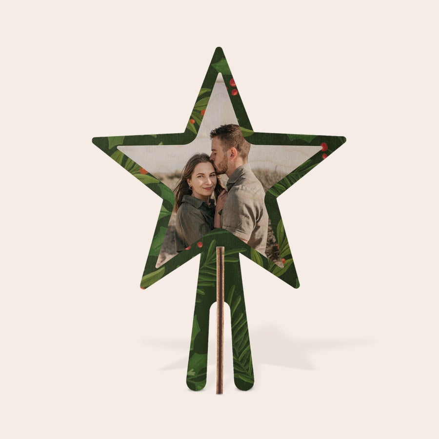 Konstgjord julgran med personlig stjärntopp i trä Personlig trätopp i stjärnform med foto av ett par, tryckt i färg som del av ett återanvändbart minijulgransset