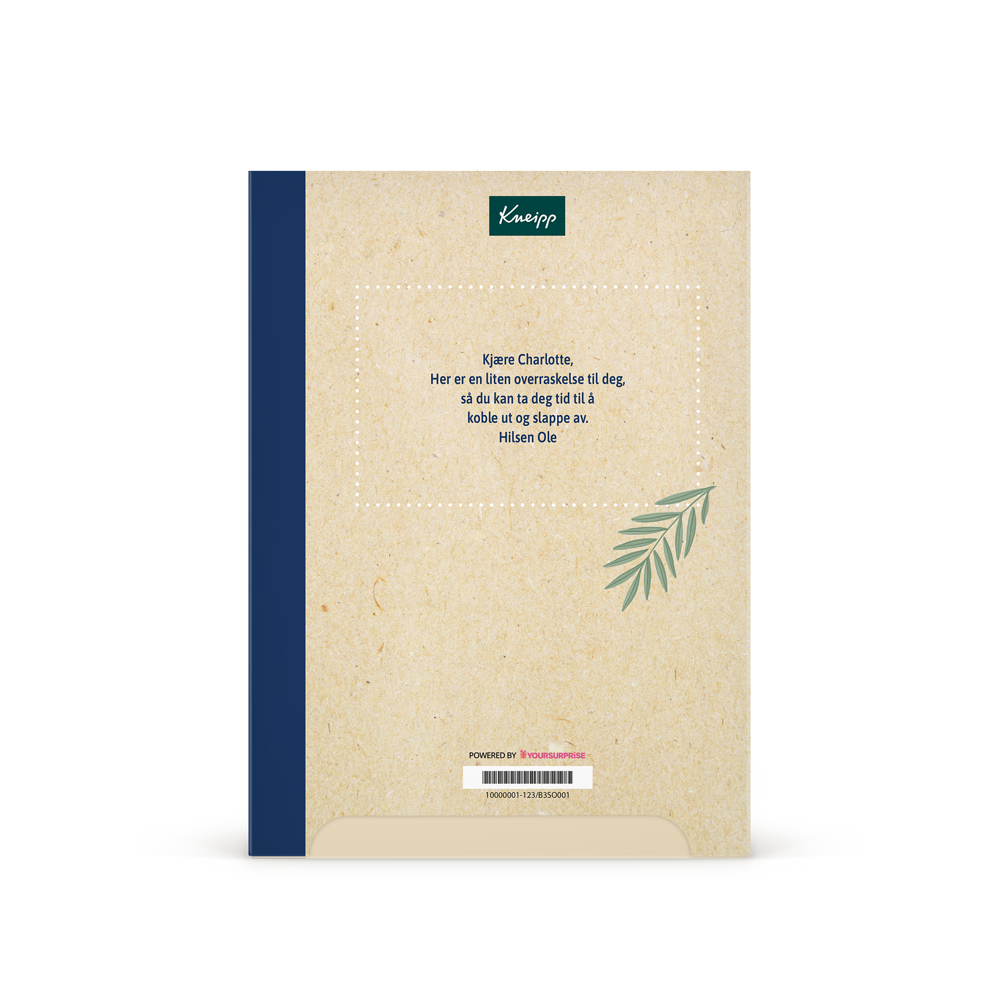 Personlig Kneipp Me-Time presentförpackning med en tryckt hälsning till Charlotte från Ole. Designen har en marinblå ram och gröna palmblad.