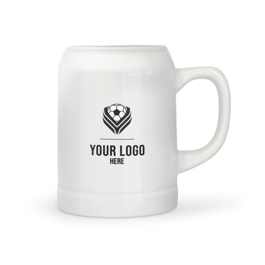 Jarra de cerveza personalizada Taza de cerveza de cerámica blanca con asa, impresa con un logo de balón de fútbol para personalizar con una foto y texto.