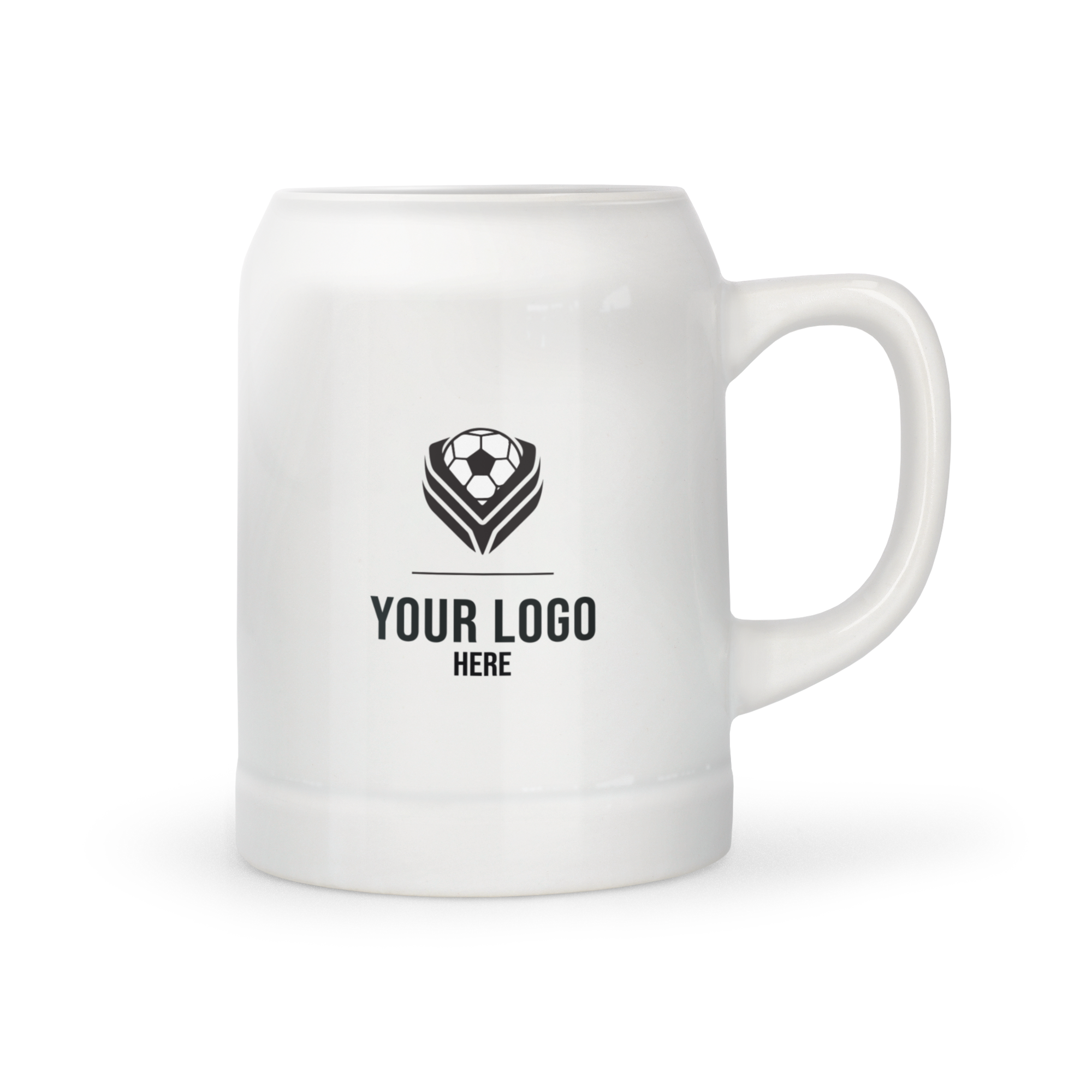 Hvit keramisk ølkrus med "YOUR LOGO HERE" trykket på siden, personliggjort med eget bilde.