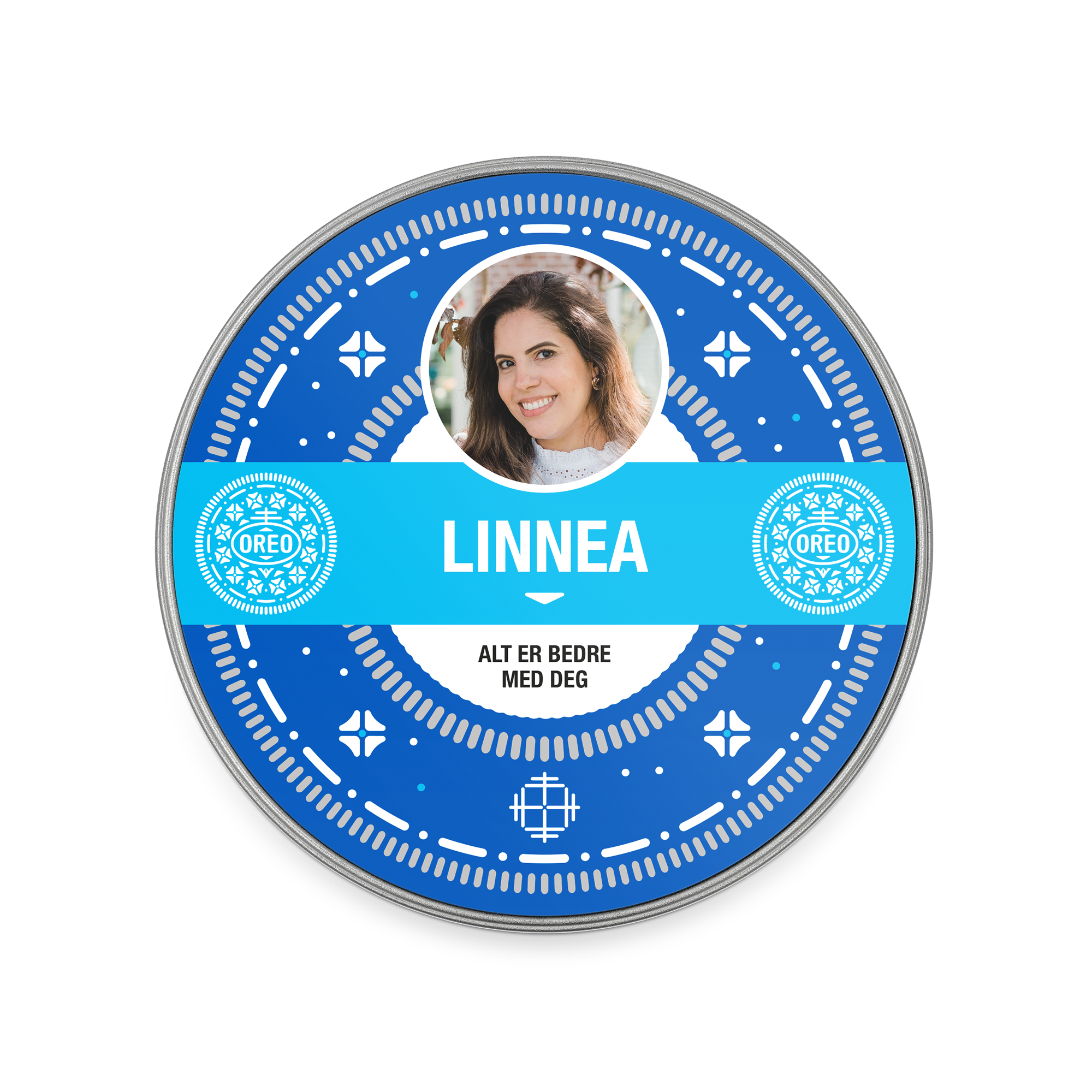 Rund Oreo gaveboks med personlig bilde, navnet "Linnea" og teksten "Alt er bedre med deg"