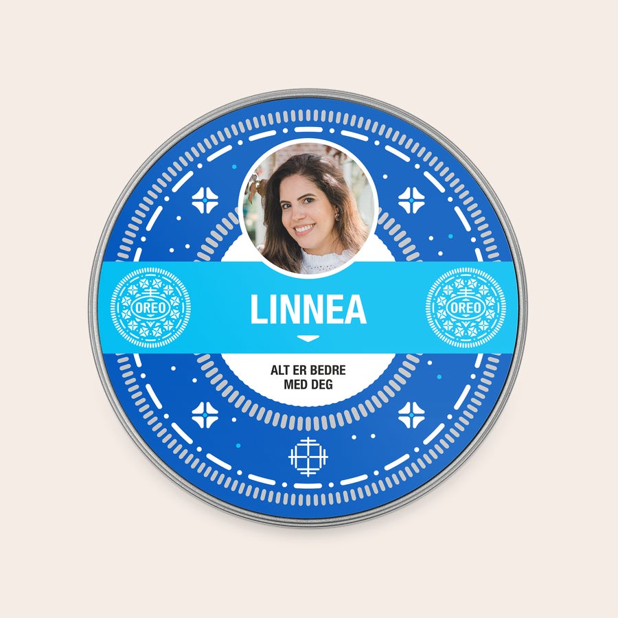 Gaveboks med Oreos Rund Oreo gaveboks med personlig bilde, navnet "Linnea" og teksten "Alt er bedre med deg"
