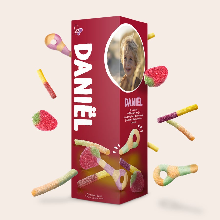 Gepersonaliseerd Red Band cadeaupakket Gepersonaliseerde giftbox met magische snoepmix bedrukt met een foto en de naam Daniël en tekst van Lonneke
