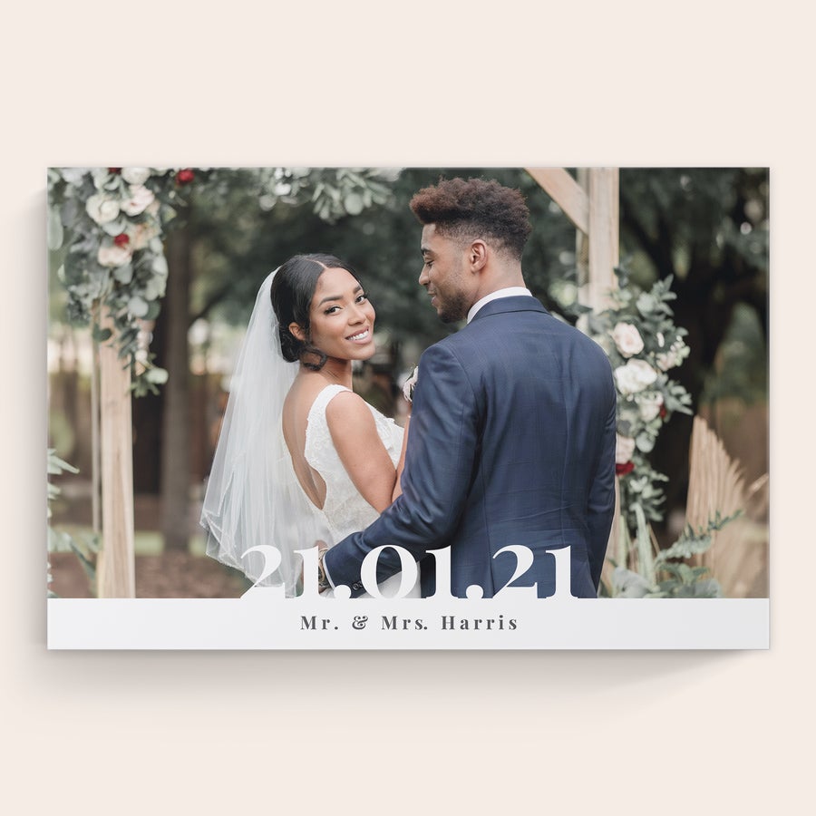 Stampa su Tela Personalizzata Foto su tela personalizzata con un'immagine di sposi e la data 21.01.21 Mr. & Mrs. Harris stampiamo le tue foto più belle su una vera tela di lino